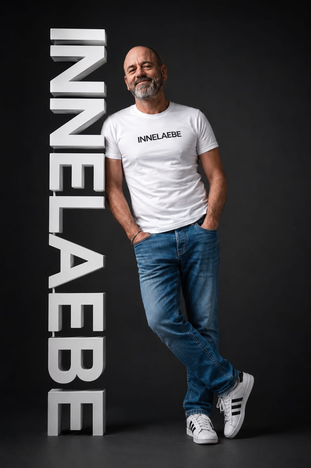 Sandro Schranz neben dem INNELAEBE Schriftzug